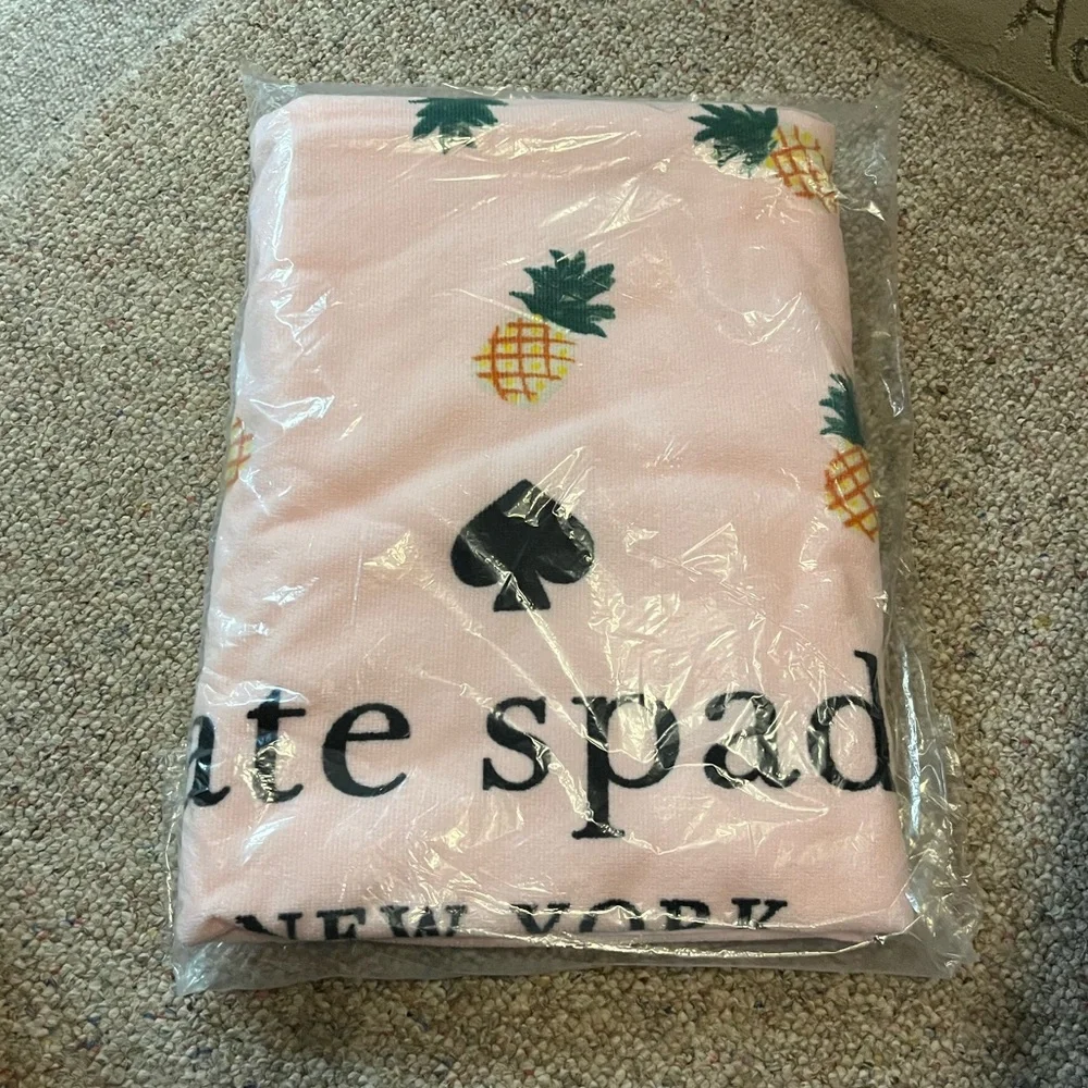 🆕 Kate Spade Pink Pineapple Beach Towel